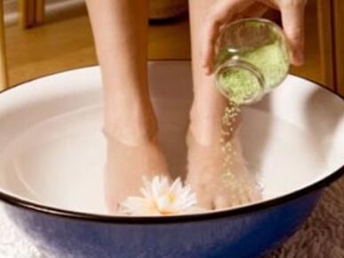Steaming your feet before using folk remedies for onychomycosis