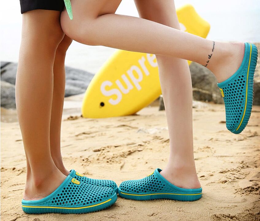 To prevent fungal infection, you need to wear slippers when walking on the beach. 